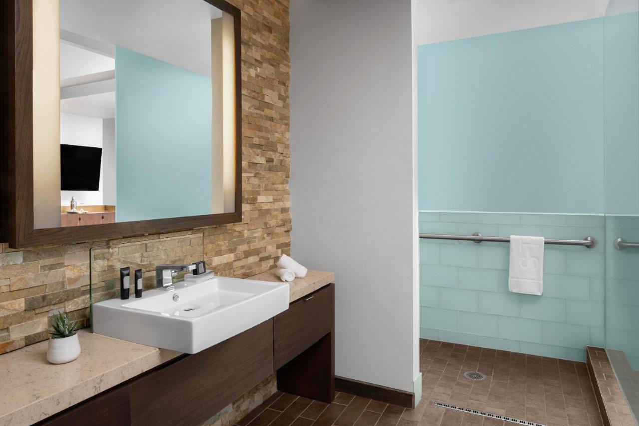 Deluxe Spa King Suite with Transfer Shower and Patio - Zen Garden View/Mobility and Hearing Accessible